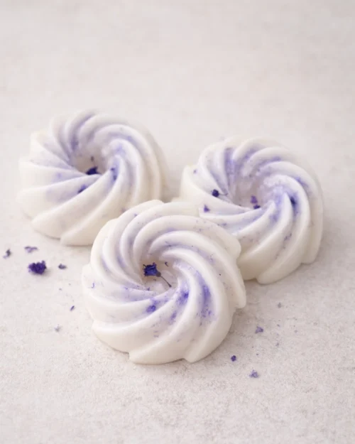 Fondant de cire végétale artisanale Violette Délicate pour diffuseur de parfum.