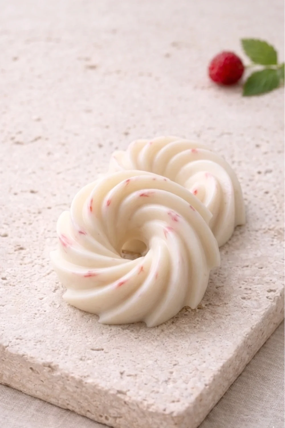 Fondant parfumé artisanal Framboise Sauvage en cire végétale, style minimaliste sur fond épuré
