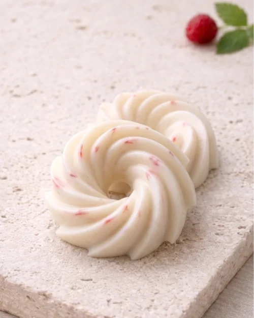 Fondant parfumé artisanal Framboise Sauvage en cire végétale, style minimaliste sur fond épuré