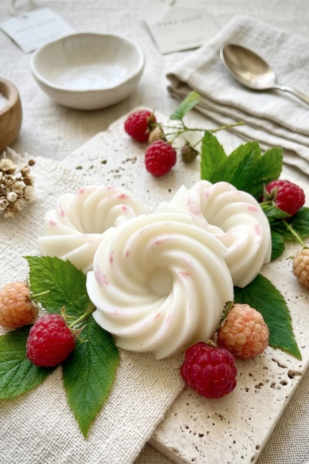Fondant parfumé artisanal Framboise Sauvage en cire végétale, style minimaliste sur fond épuré