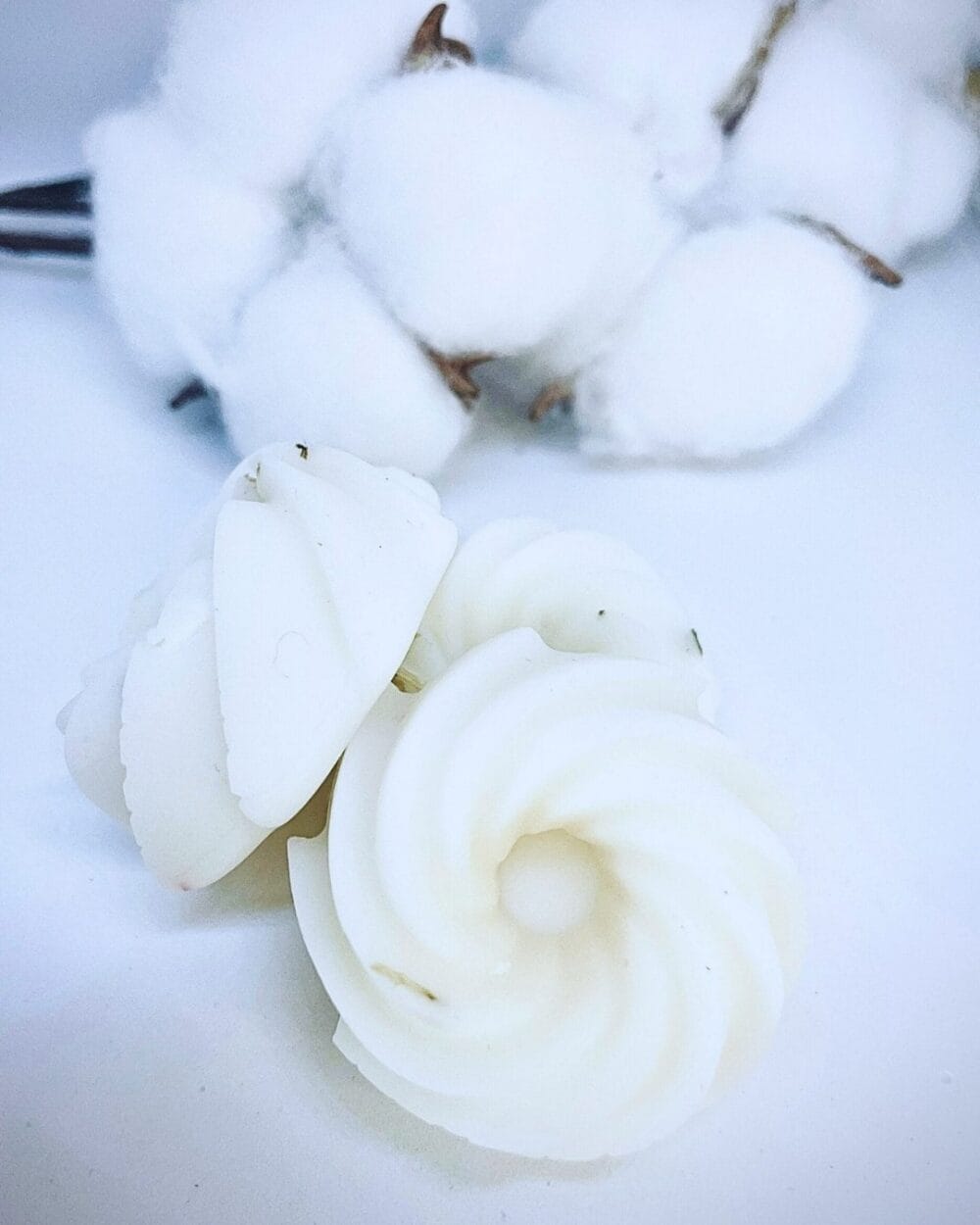 Fondants parfumés Fleur de Coton - Parfum apaisant et cocooning - en cire naturelle coulée à la main - Niõ Fondants parfumés Fleur de Coton - Parfum apaisant et cocooning - en cire naturelle coulée à la main - Niõ