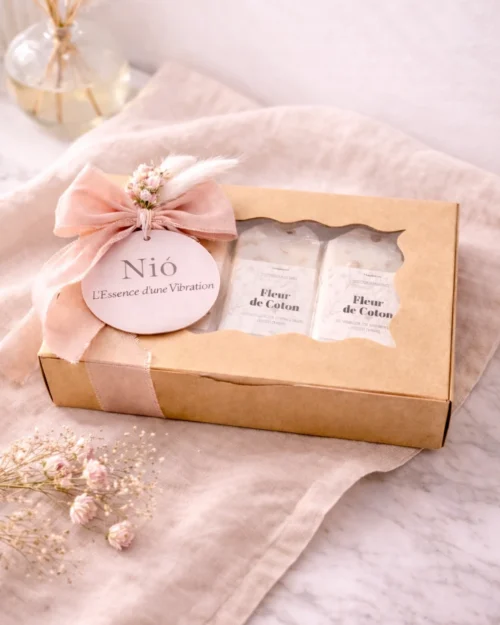 Coffret de suspensions de cire parfumés pour dressing, design minimaliste et fleurs séchées.