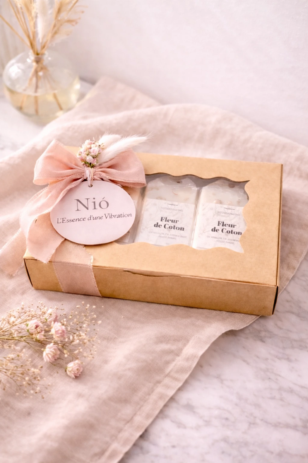 Coffret de suspensions de cire parfumés pour dressing, design minimaliste et fleurs séchées.