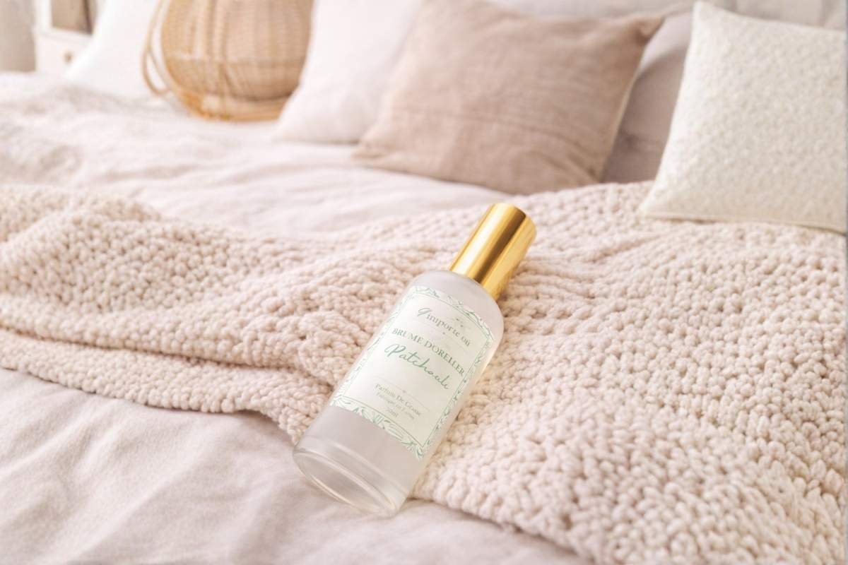 Un flacon de brume d'oreiller Niõ au parfum de saison posée sur un lit. Pour Améliorer le sommeil avec brumes d’oreiller - Niõ par N'importe où - parfums d'intérieur