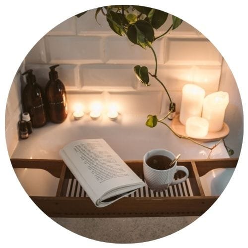 intérieur chaleureux ambiance cocooning dans la salle de bain