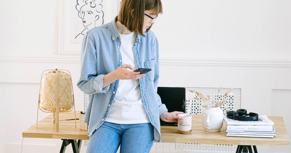 Télétravail et vie de famille astuce pour votre équilibre personnel et professionnel - créer un rituel de transition avec une bougie parfumée