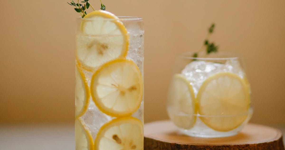 détox après les fêtes - se hydrater avec de l'eau citronné