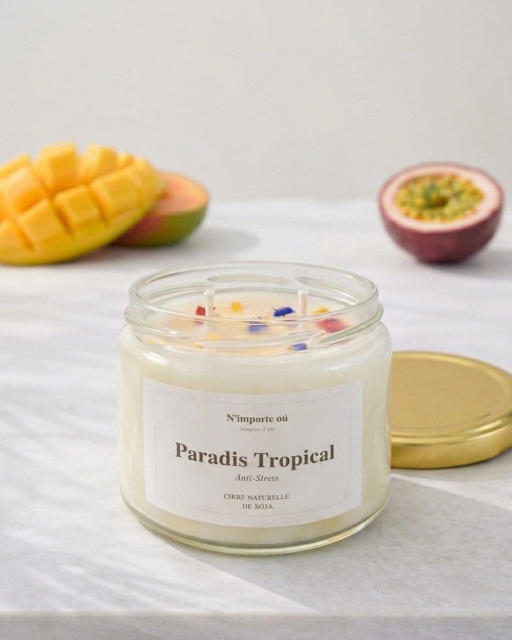 Bougie Anti-Tabac Paradis Tropical - pot en verre et couvercle metal doré - collection Bohème - Niõ Bougie Anti-Tabac Paradis Tropical - pot en verre et couvercle metal doré - collection Bohème - Niõ
