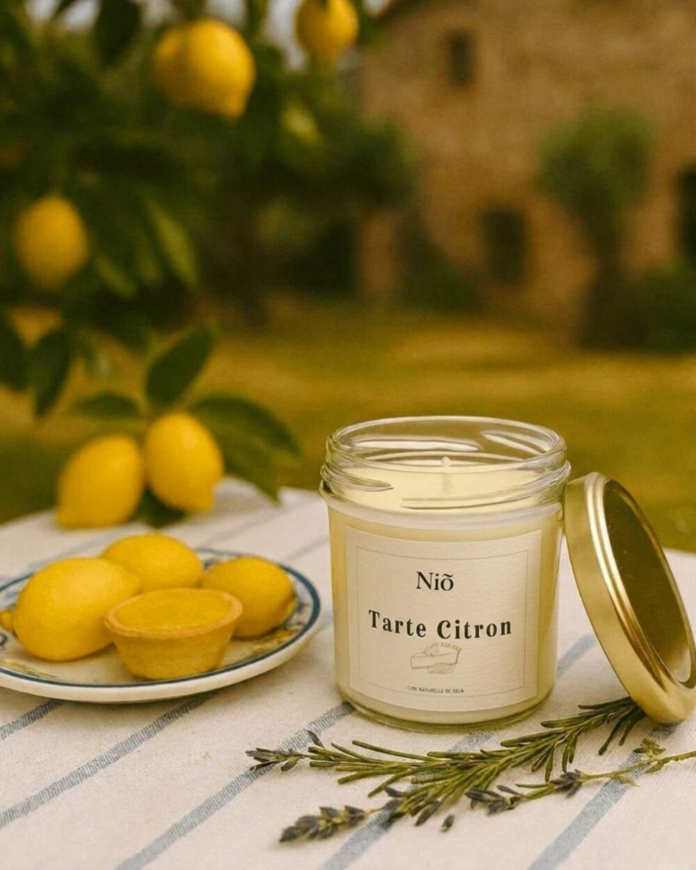 bougie parfumée Tarte Citron - collection Bohème - évasion olfactive en Italie - Niõ par N'importe où Bougie Parfumée Tarte Citron - Collection Bohème | Inspirée des goûters en Italie
