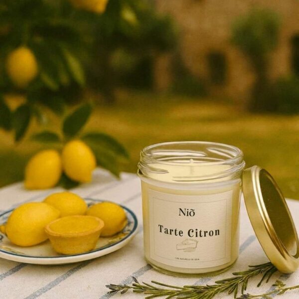 bougie parfumée Tarte Citron - collection Bohème - évasion olfactive en Italie - Niõ par N'importe où Bougie Parfumée Tarte Citron - Collection Bohème | Inspirée des goûters en Italie