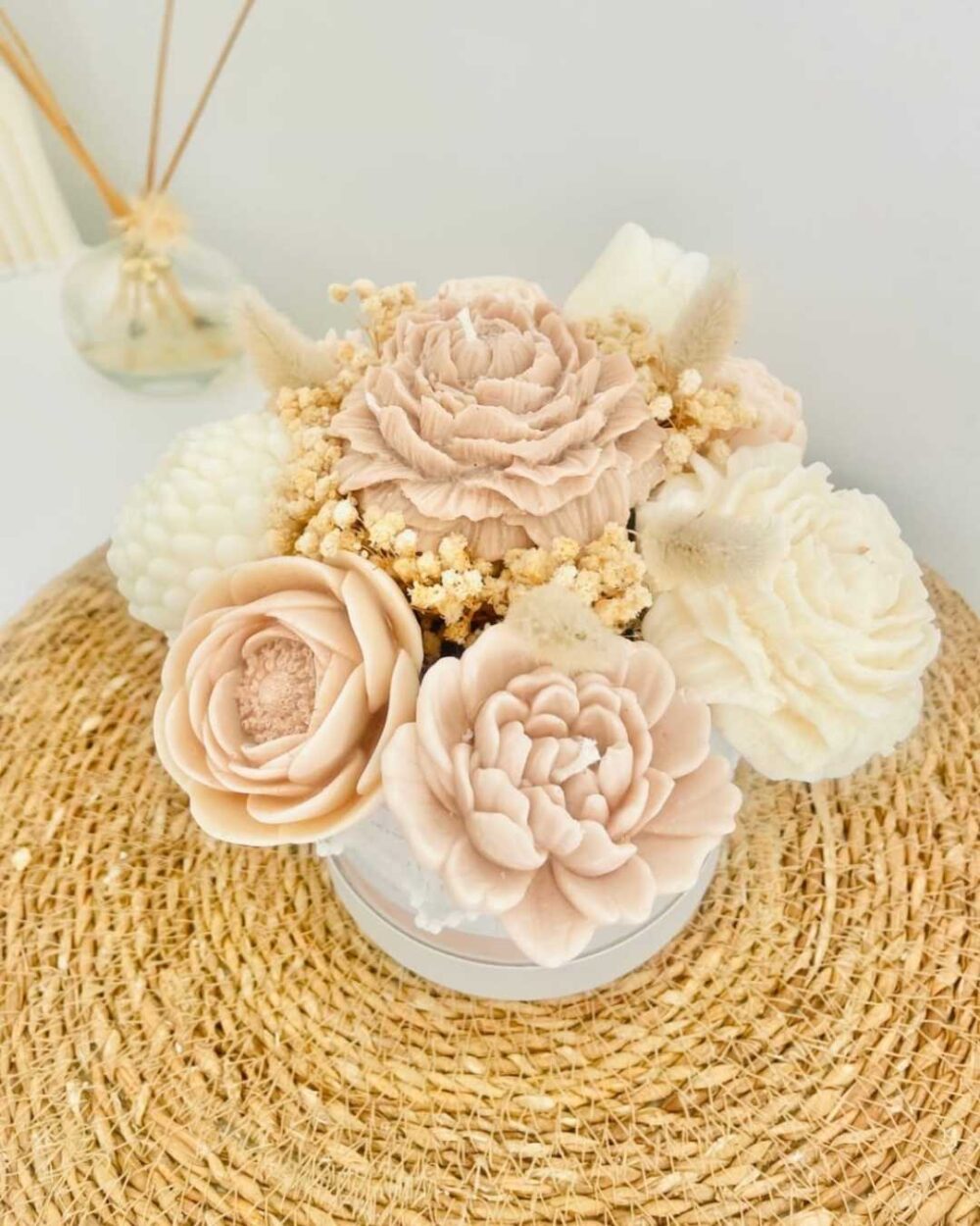 MOCHA - Bouquet éternel en fleurs de cire végétale parfumée Fleurs de Lin et Coton sans CMR - Nio par N'importe où MOCHA - Bouquet éternel en fleurs de cire végétale parfumée Fleurs de Lin et Coton sans CMR - Nio par N'importe où
