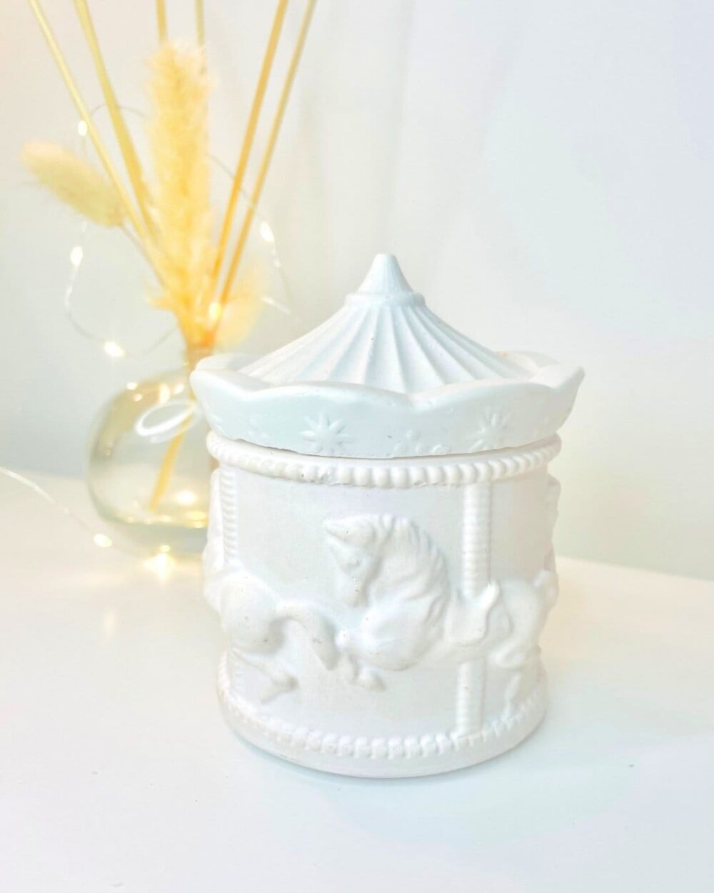 Bougie Parfumée Carrousel Enchanté en pot en plâtre Fait Main - Niõ Bougie Parfumée Carrousel Enchanté | Parfum au choix
