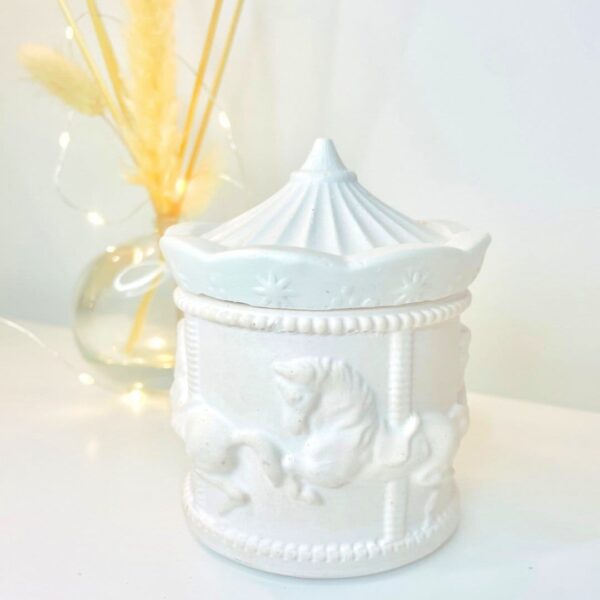 Bougie Parfumée Carrousel Enchanté en pot en plâtre Fait Main - Niõ Bougie Parfumée Carrousel Enchanté | Parfum au choix