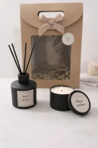 Coffret cadeau L'Empreinte ouvert avec bougie Musc Ambré et diffuseur Hiver à Dublin, style minimaliste.