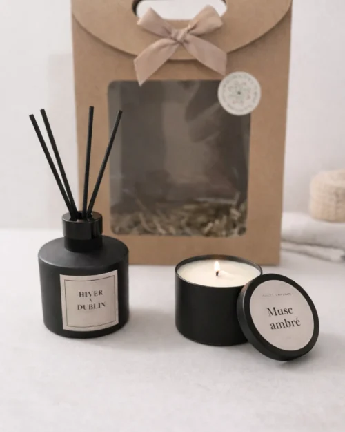 Coffret cadeau L'Empreinte ouvert avec bougie Musc Ambré et diffuseur Hiver à Dublin, style minimaliste.