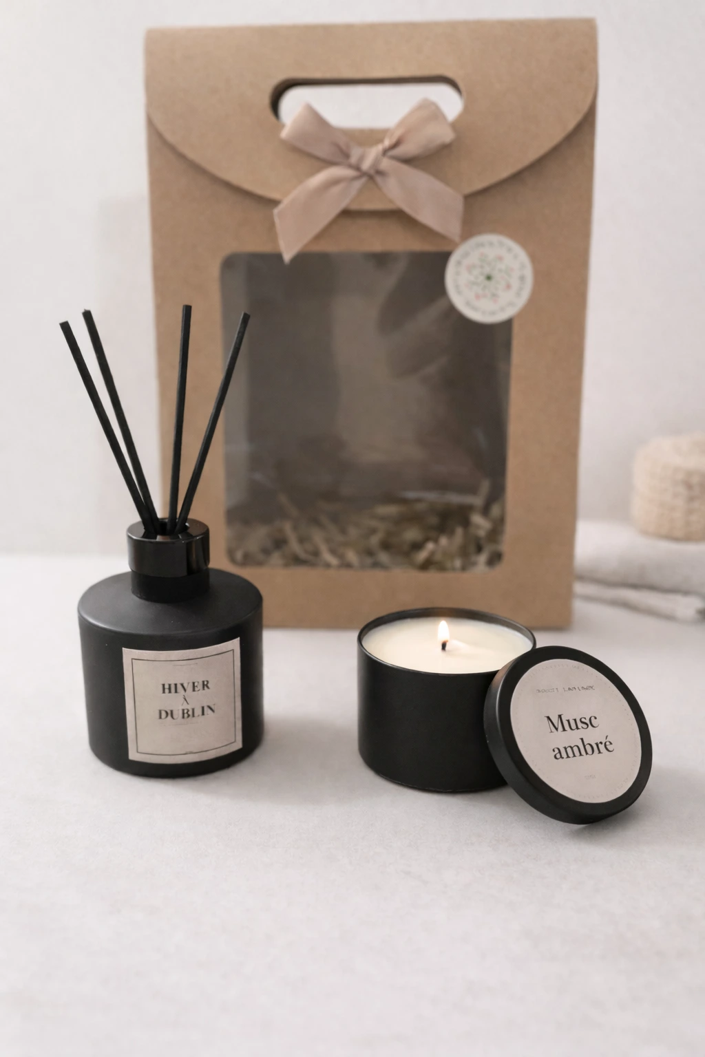 Coffret cadeau L'Empreinte ouvert avec bougie Musc Ambré et diffuseur Hiver à Dublin, style minimaliste.