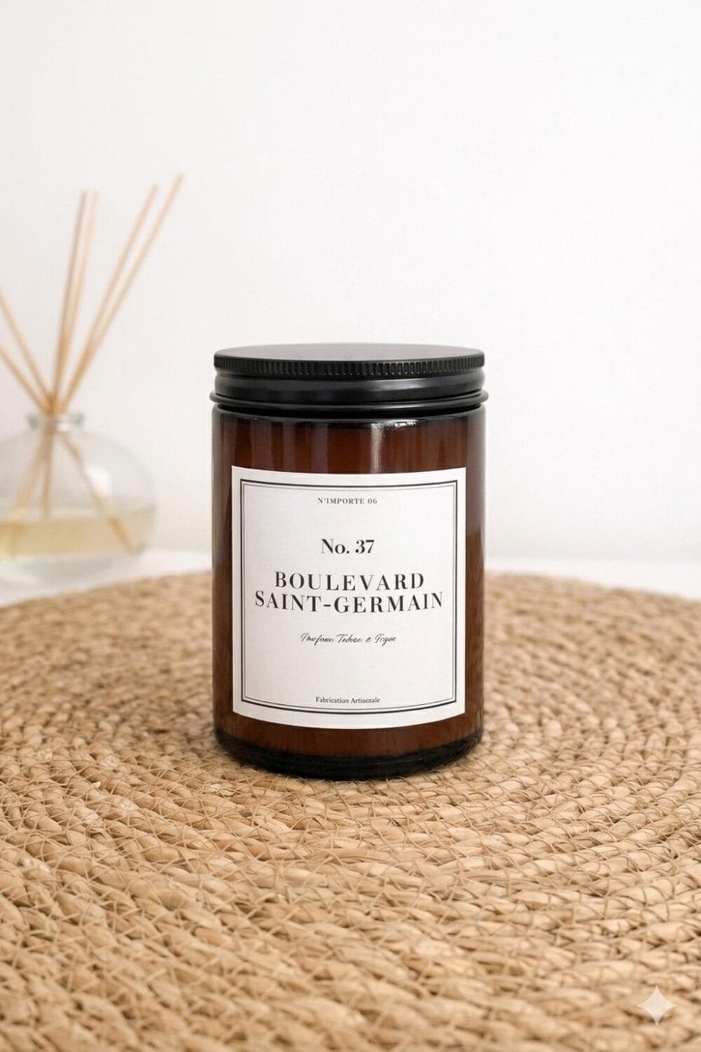 Bougie boulevard saint germain Tabac & Bois de santal pot couvercle fermé noir chic
