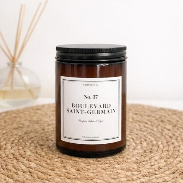 Bougie boulevard saint germain Tabac & Bois de santal pot couvercle fermé noir chic