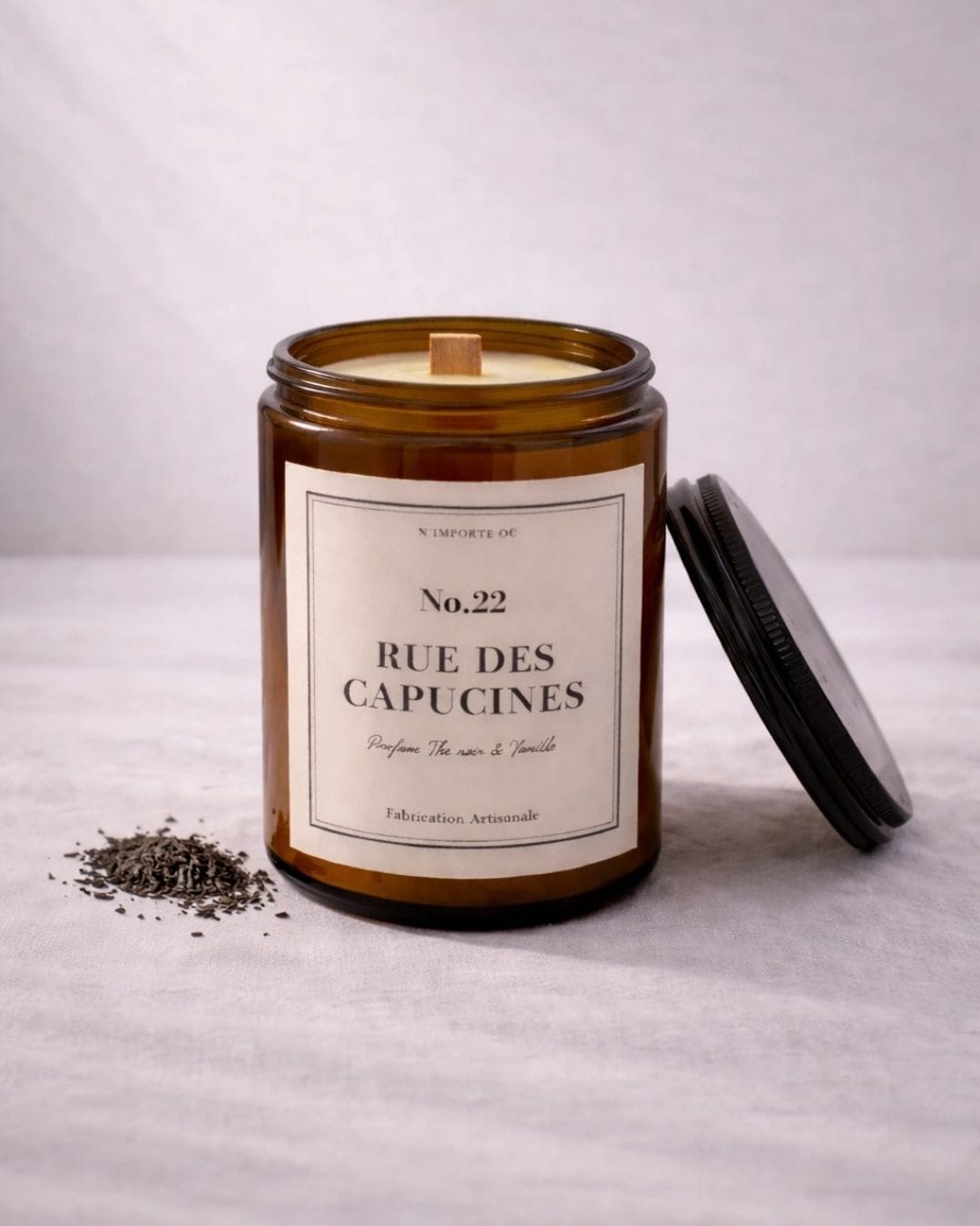 Bougie parfumée Thé Noir et Vanille épicée - 22 rue des Capucines - collection Signature - Niõ par N’importe où Bougie parfumée Thé Noir et Vanille épicée - 22 rue des Capucines - collection Signature - Niõ par N’importe où