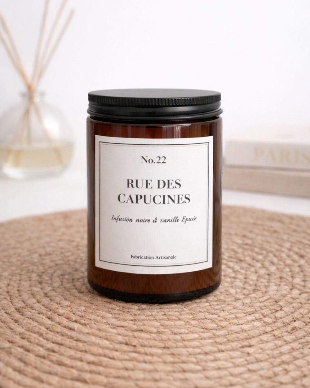 Bougie parfumée Thé Noir et Vanille épicée - 22 rue des Capucines - couvercle noir en metal - Niõ par N’importe où