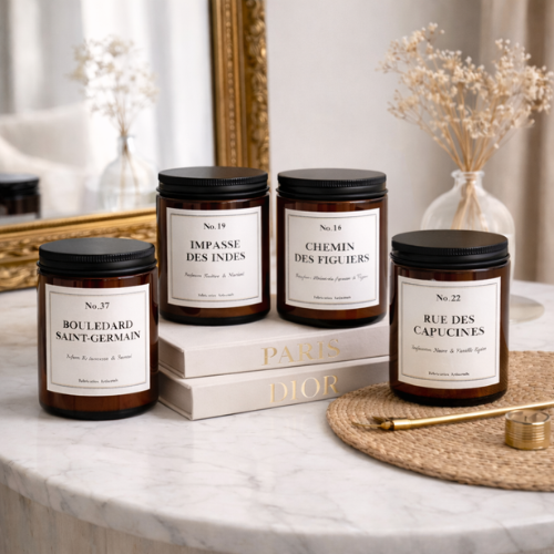 Bougies parfumées collection SIGNATURE N'importe où - Le Contenant Un verre fumé marron au design minimaliste, coiffé d'un couvercle en métal noir pour préserver le parfum.