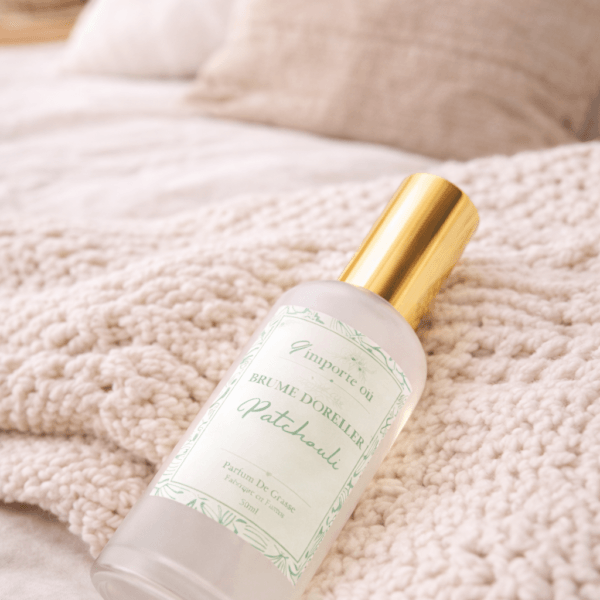 brume d'oreiller patchouli parfum boise chambre linge de lit sur lit