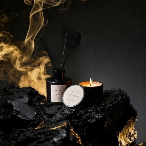 Bougies parfumées collection SIGNATURE N'importe où - Le Contenant Un verre fumé marron au design minimaliste, coiffé d'un couvercle en métal noir pour préserver le parfum.