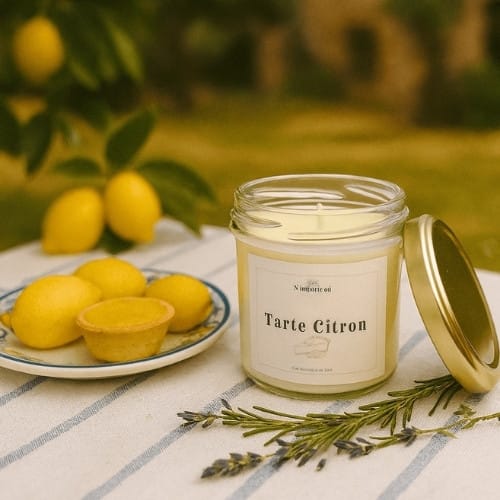 Bougies parfumées collection SIGNATURE N'importe où - Le Contenant Un verre fumé marron au design minimaliste, coiffé d'un couvercle en métal noir pour préserver le parfum.