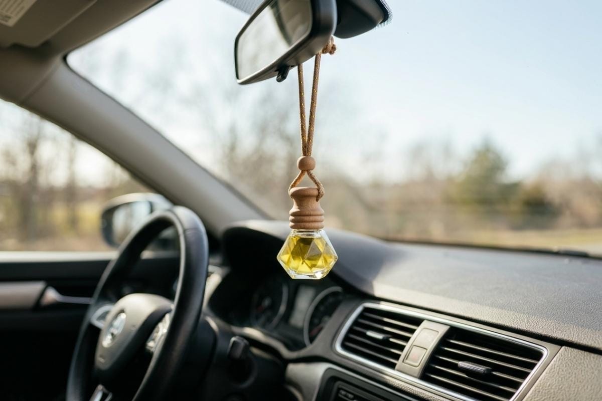 Désodorisants naturels pour voiture - un diffuseur de parfum artisanal et naturel suspendu au rétroviseur à l'intérieur d'une voiture pour un parfum naturel, sain et pur à l'intérieur d'habitacle