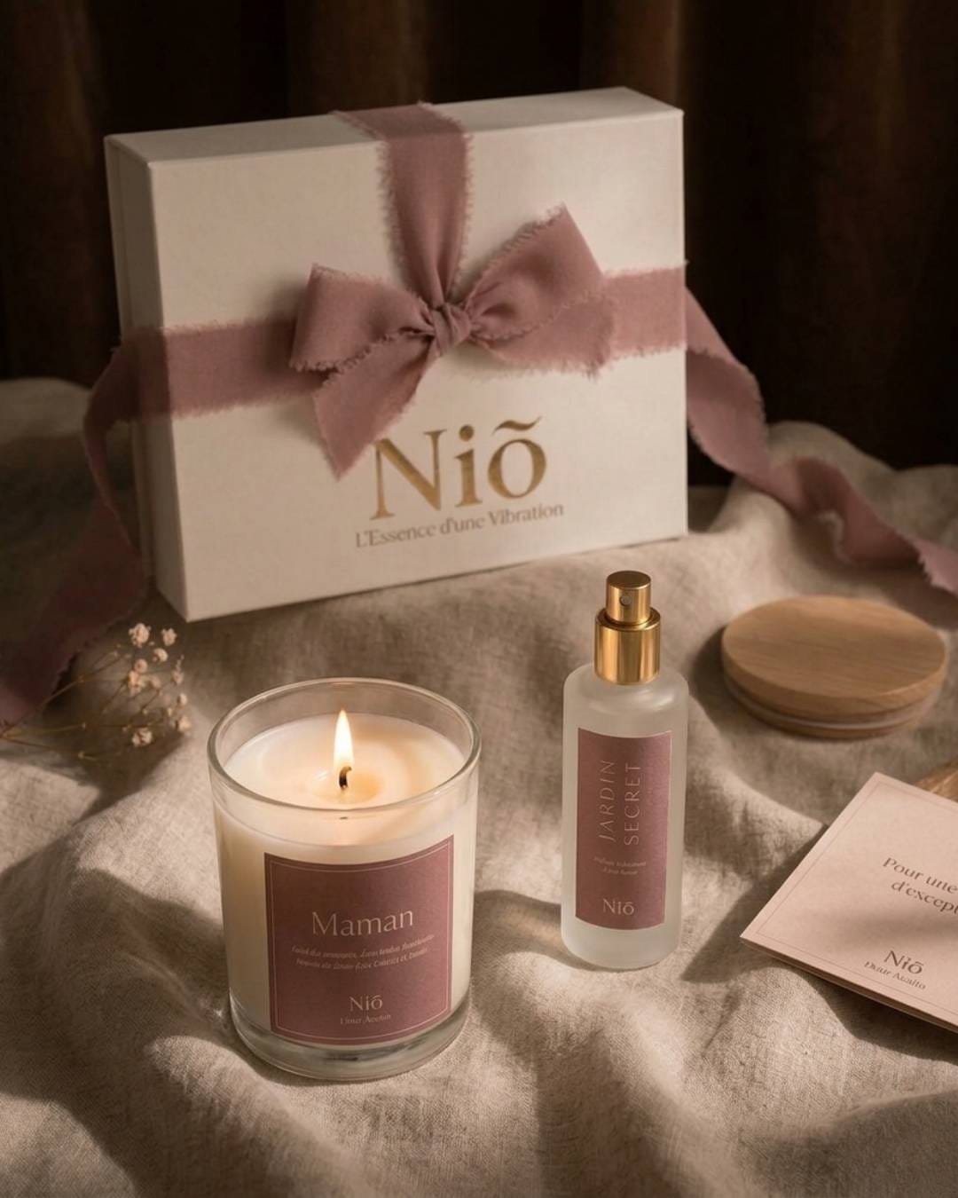 Bougies parfumées collection SIGNATURE N'importe où - Le Contenant Un verre fumé marron au design minimaliste, coiffé d'un couvercle en métal noir pour préserver le parfum.