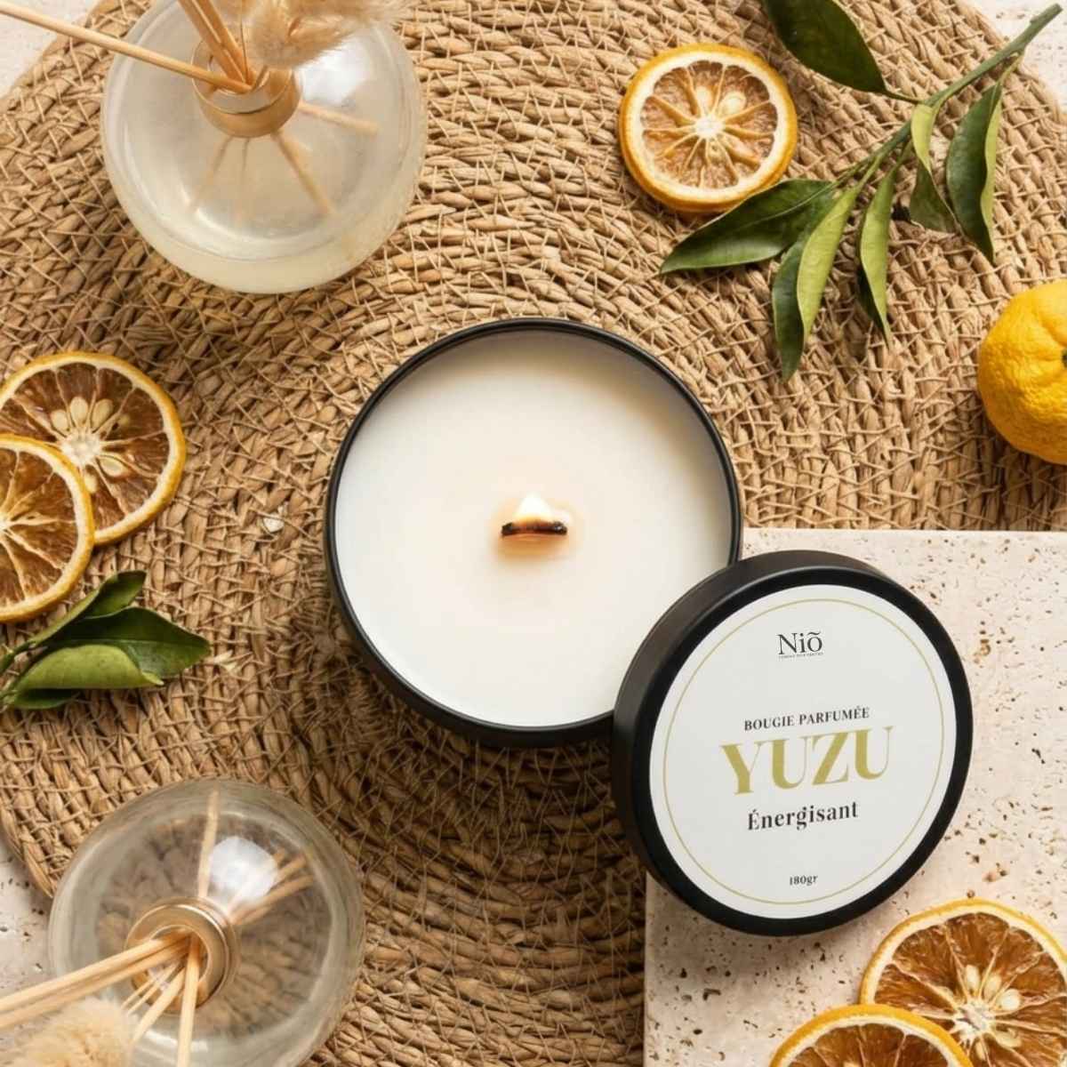 Image de la bougie parfumée Yuzu de Niõ pour représenter sa composition via Hot Spots