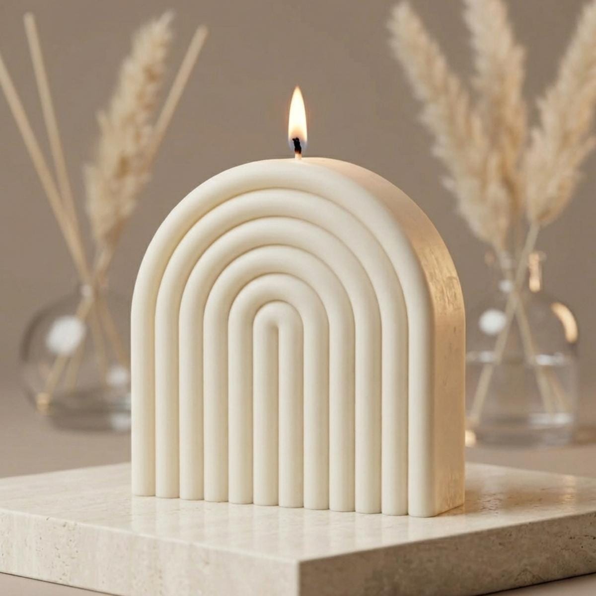 Mise en situation d'une bougie artisanale moulée de Niõ dans un décor minimaliste et chaleureux - illustration Fait Main de Niõ